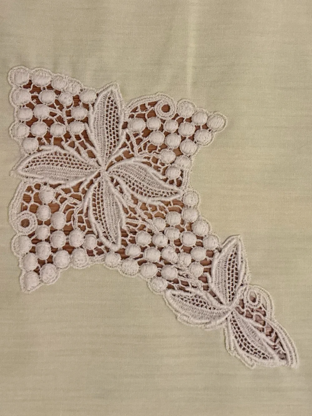 🔹 Antique Hand tatted Lace Lemon-y Linen Tablecloth